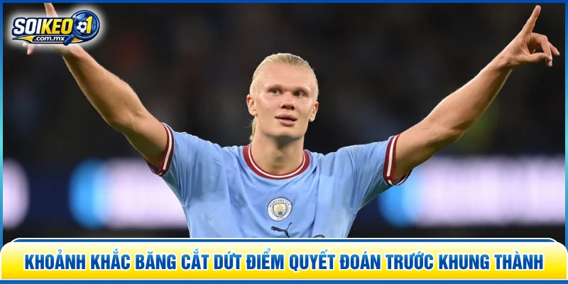 Khoảnh khắc băng cắt dứt điểm quyết đoán trước khung thành