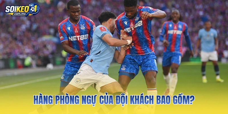 Hàng phòng ngự của đội khách bao gồm?